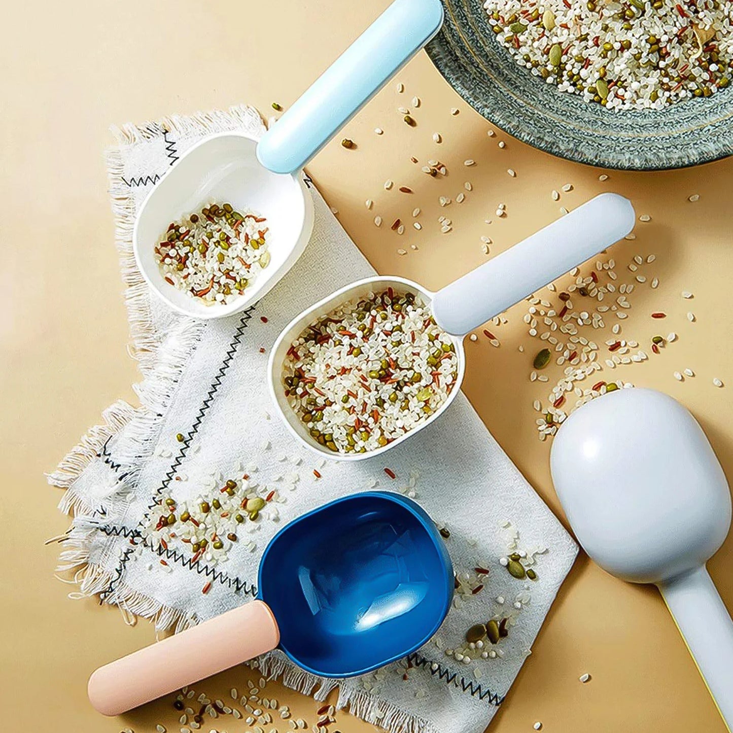 Multi-Functional Measuring Scoop with Clip