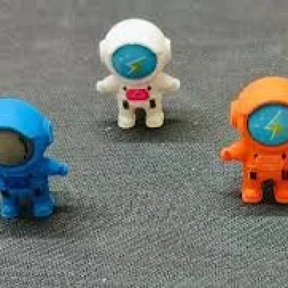 Astronaut-themed eraser set - office