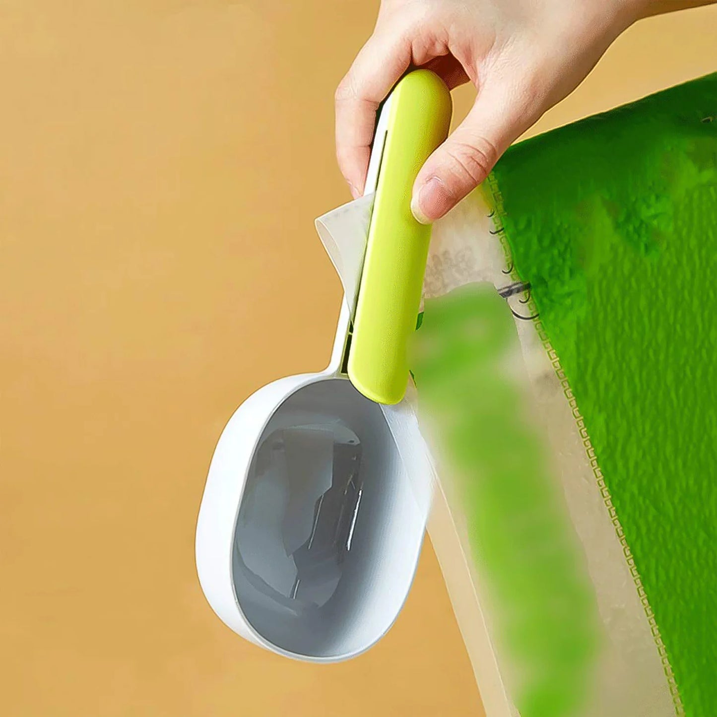 Multi-Functional Measuring Scoop with Clip