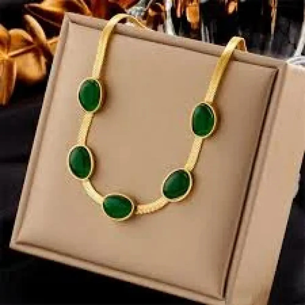 Elegant green crystal set