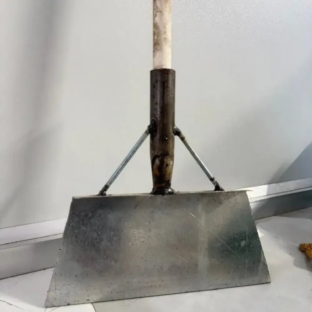 Multifunctional cleaning flat shovel