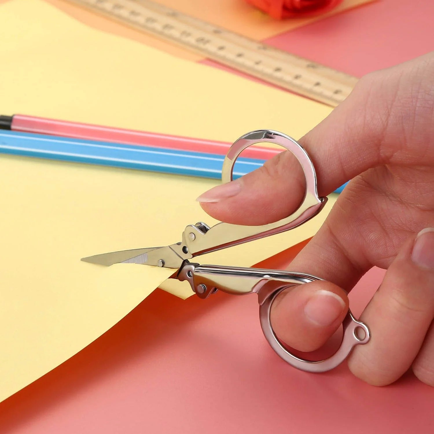 Compact folding craft scissors