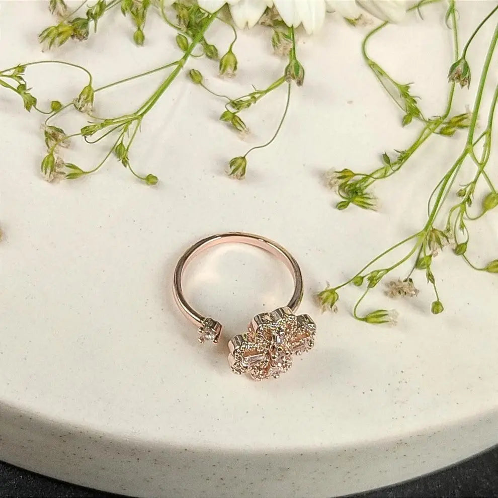Four-leaf clover spinning gold ring