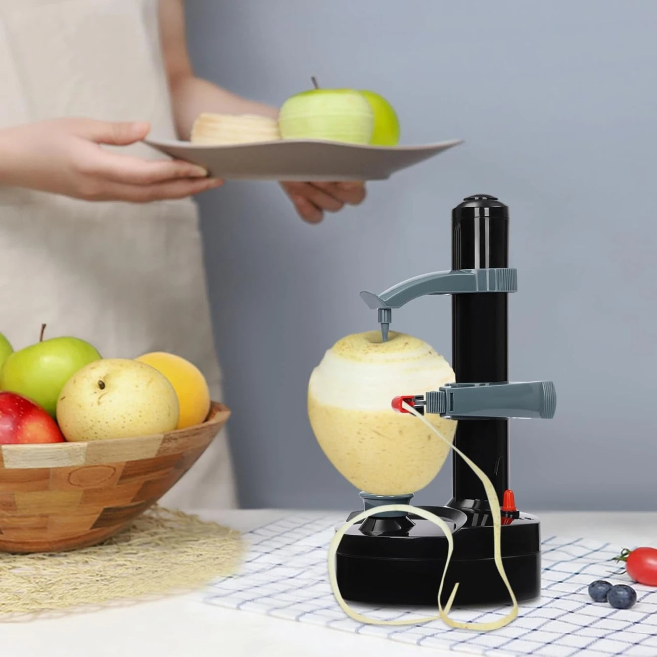 Automatic electric fruit peeler
