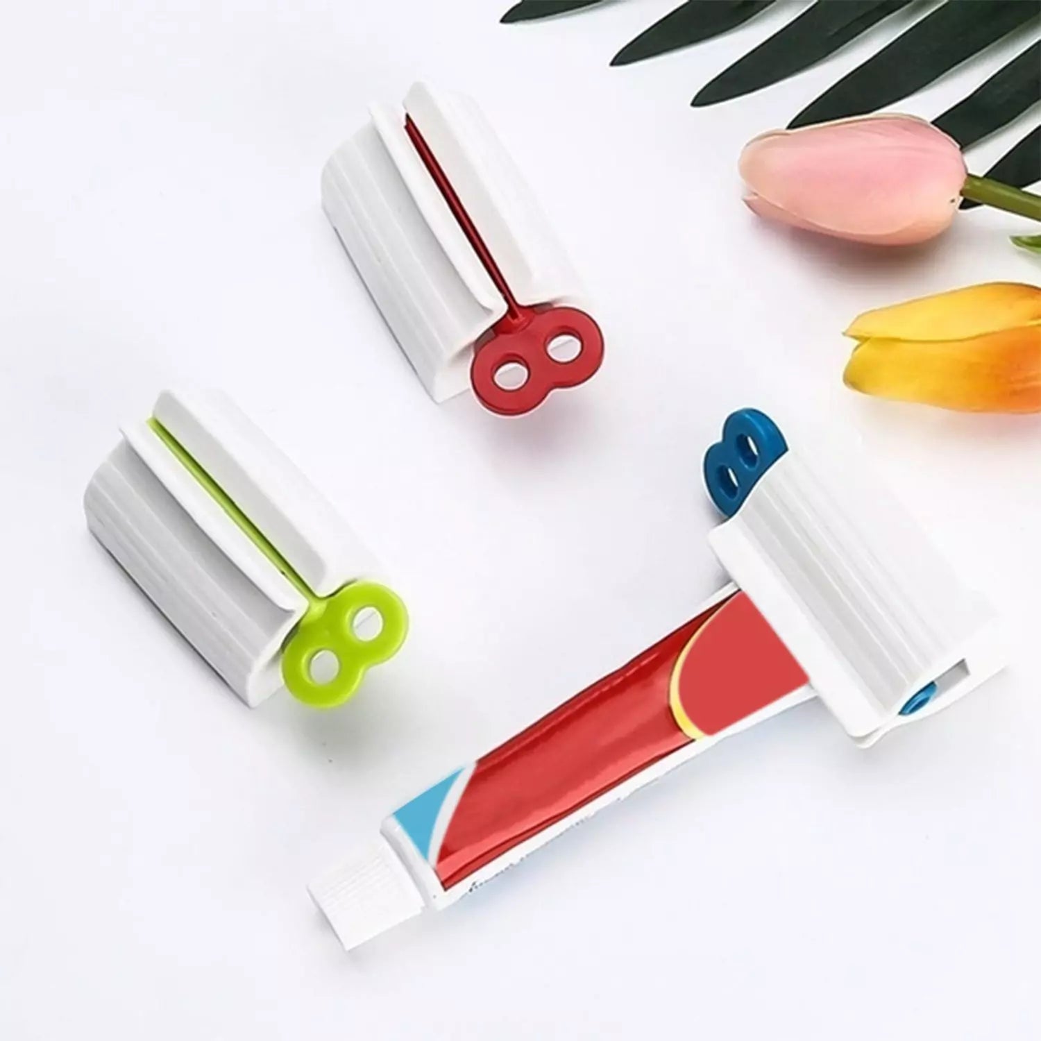 Rolling toothpaste squeezer
