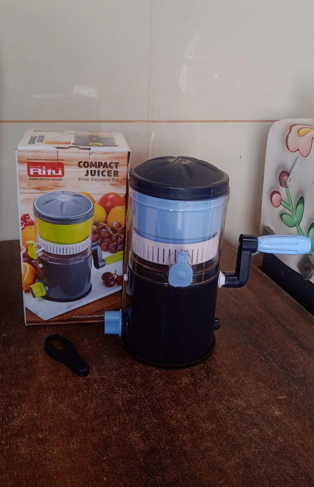Compact Manual Fruit & Veg Juicer