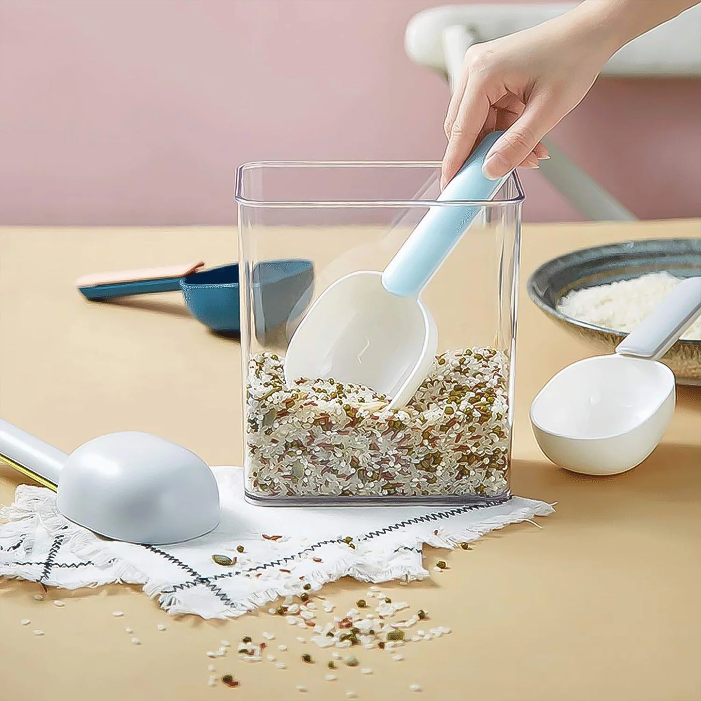 Multi-Functional Measuring Scoop with Clip