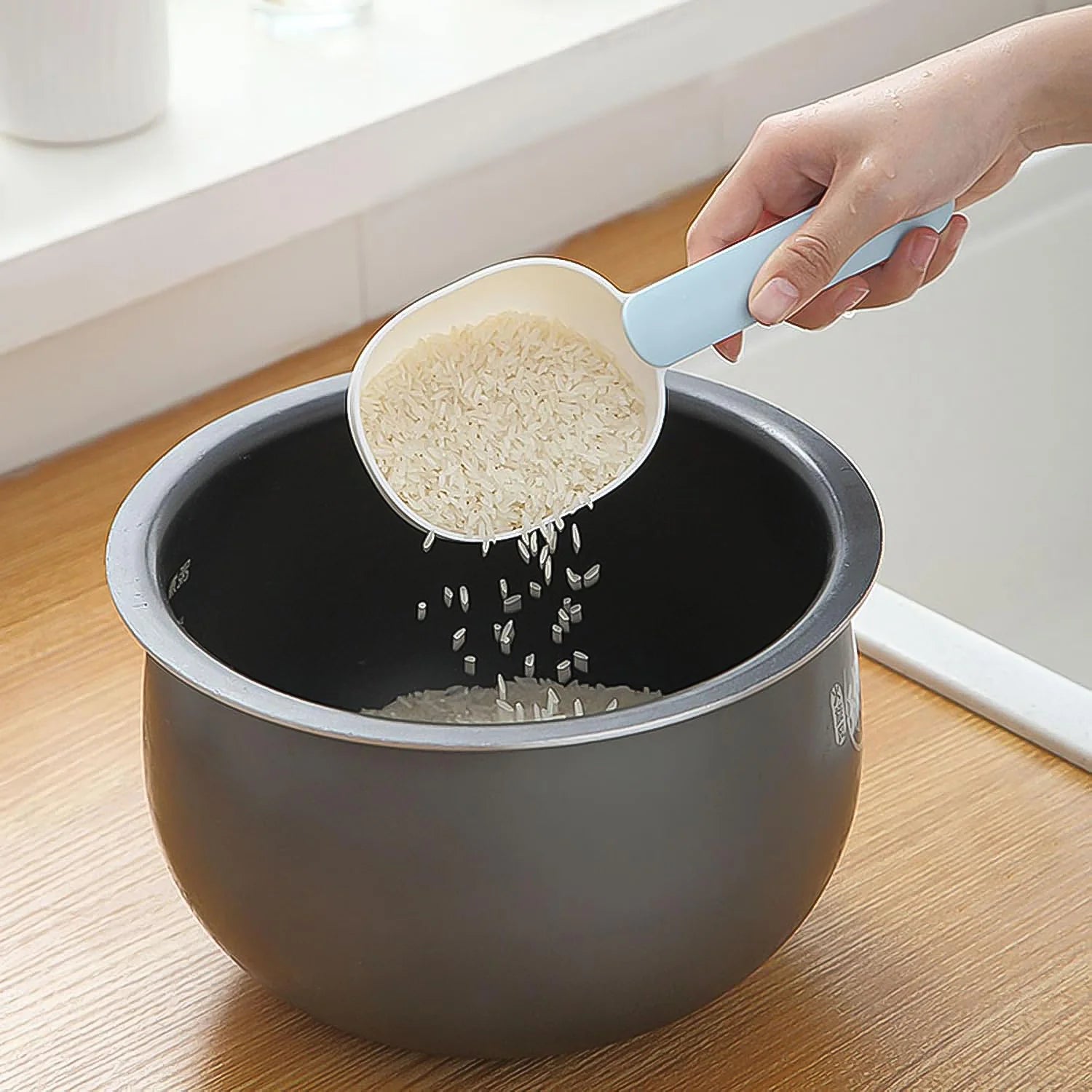 Multi-functional measuring scoop with clip