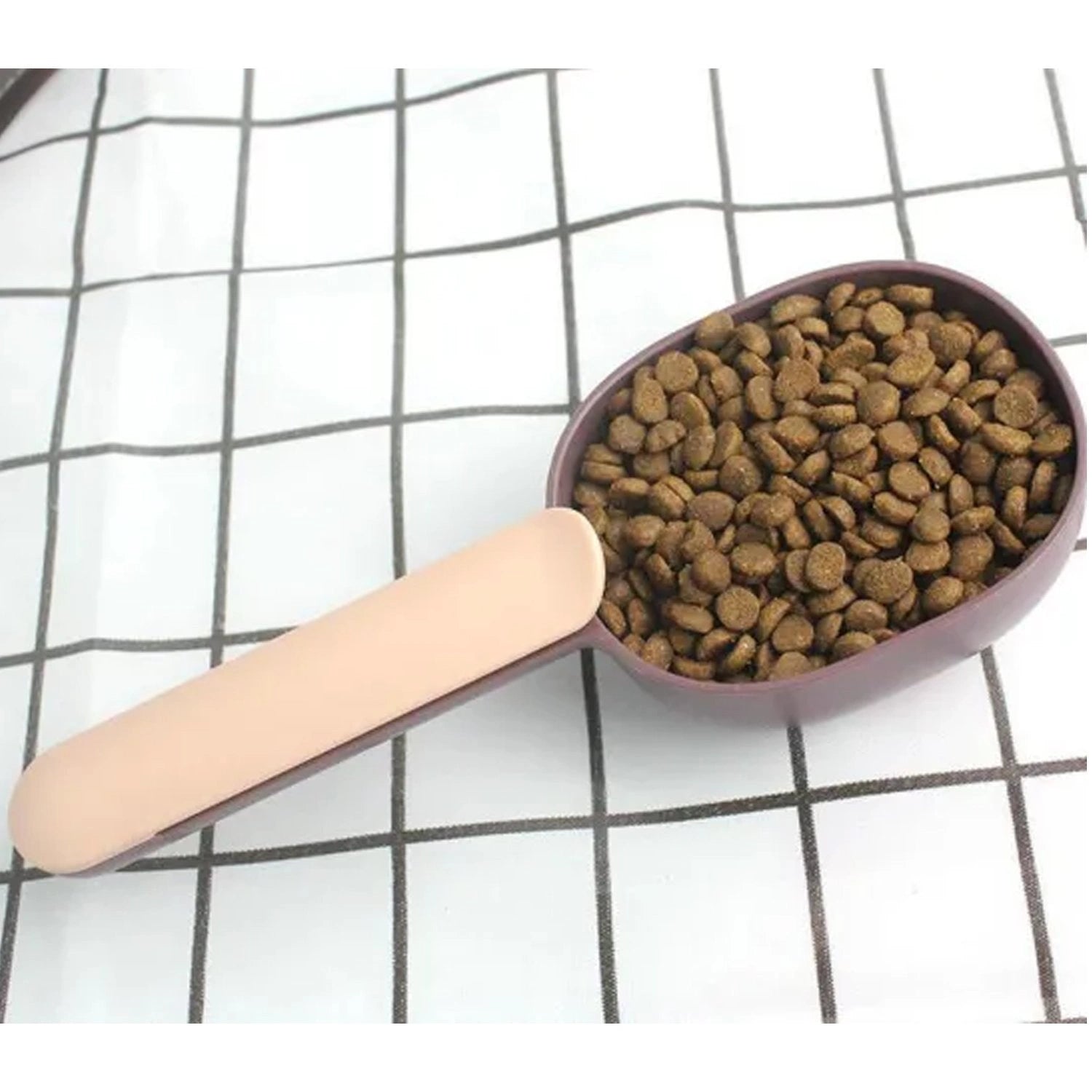 Pet food scoop clip