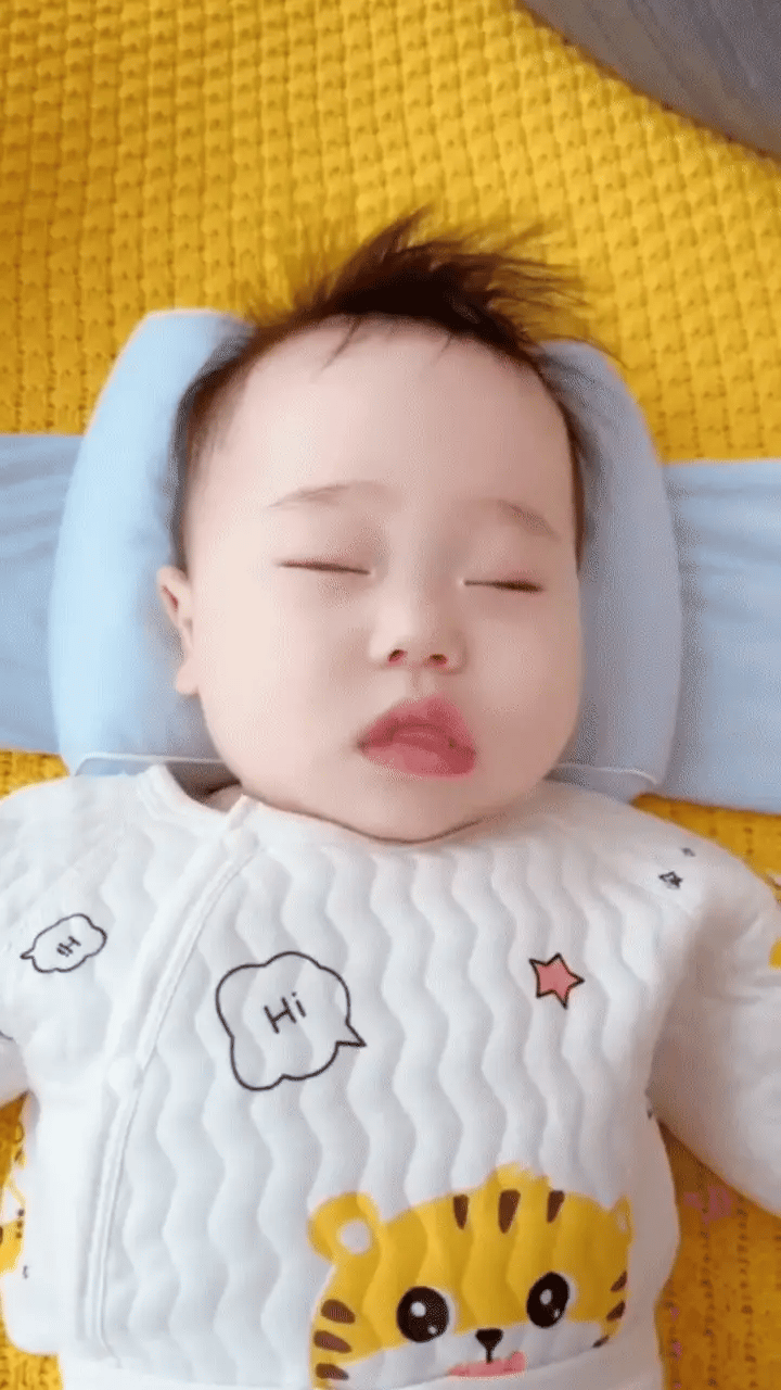 Baby head shaping pillow