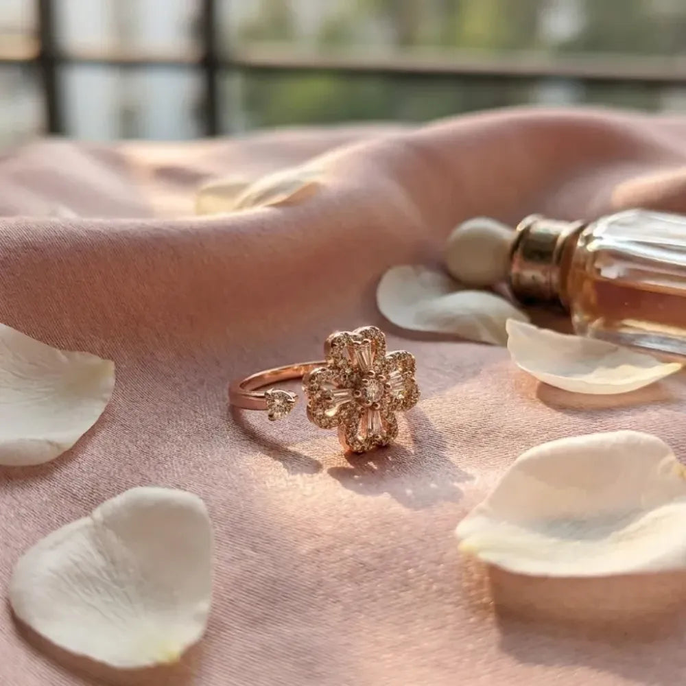 Four-leaf clover spinning gold ring
