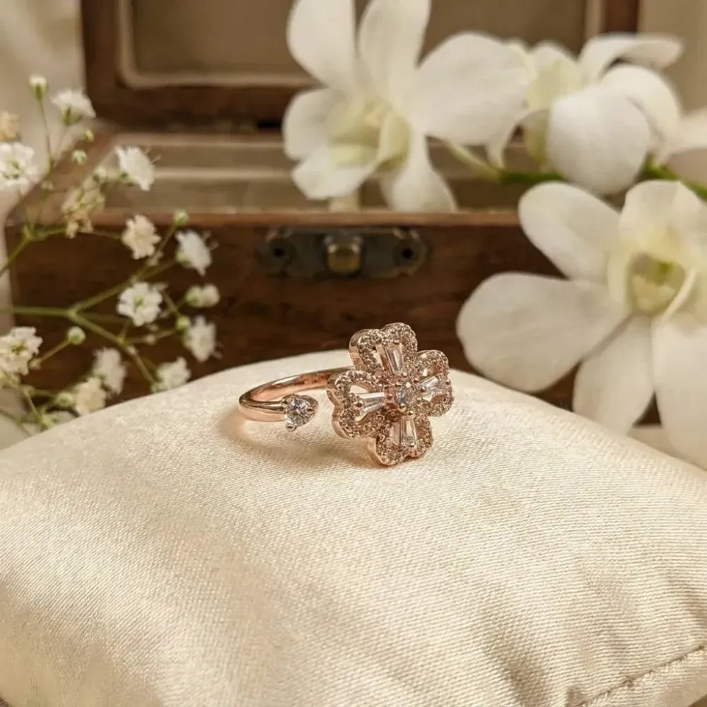Four-leaf clover spinning gold ring