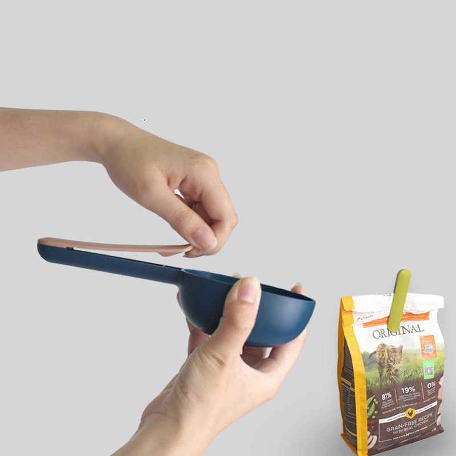 Pet food scoop clip
