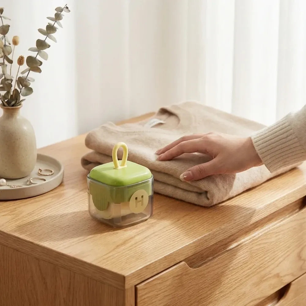 Manual mini lint roller