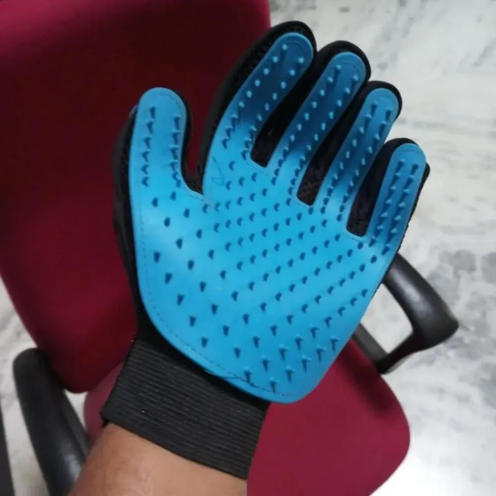 Pet grooming gloves