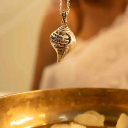 Shri krishna shankha pendant with chain