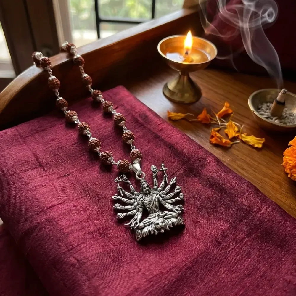 Sitted shiva embrace pendant – silver